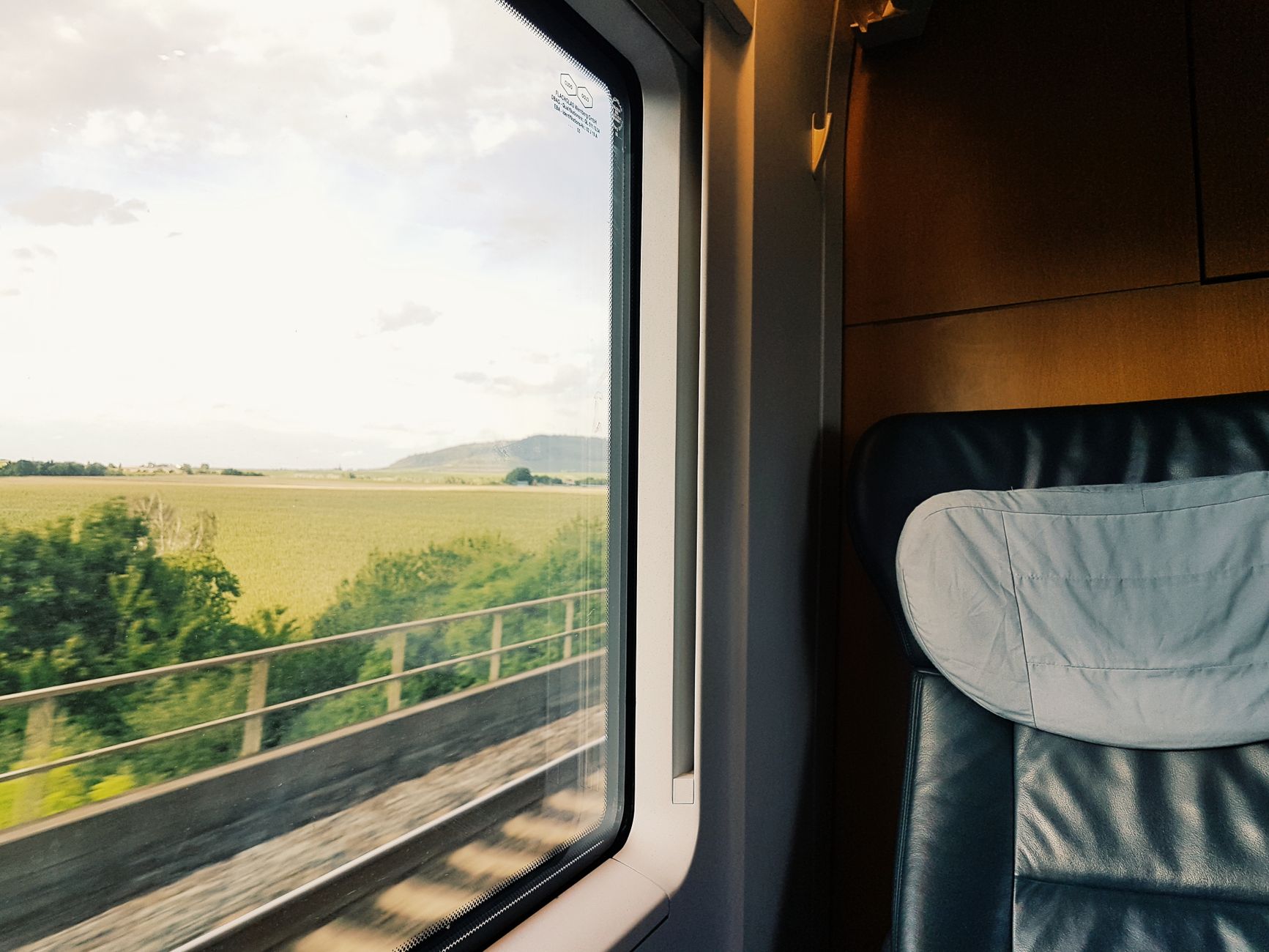 Paesaggio visto dal finestrino di un treno in movimento