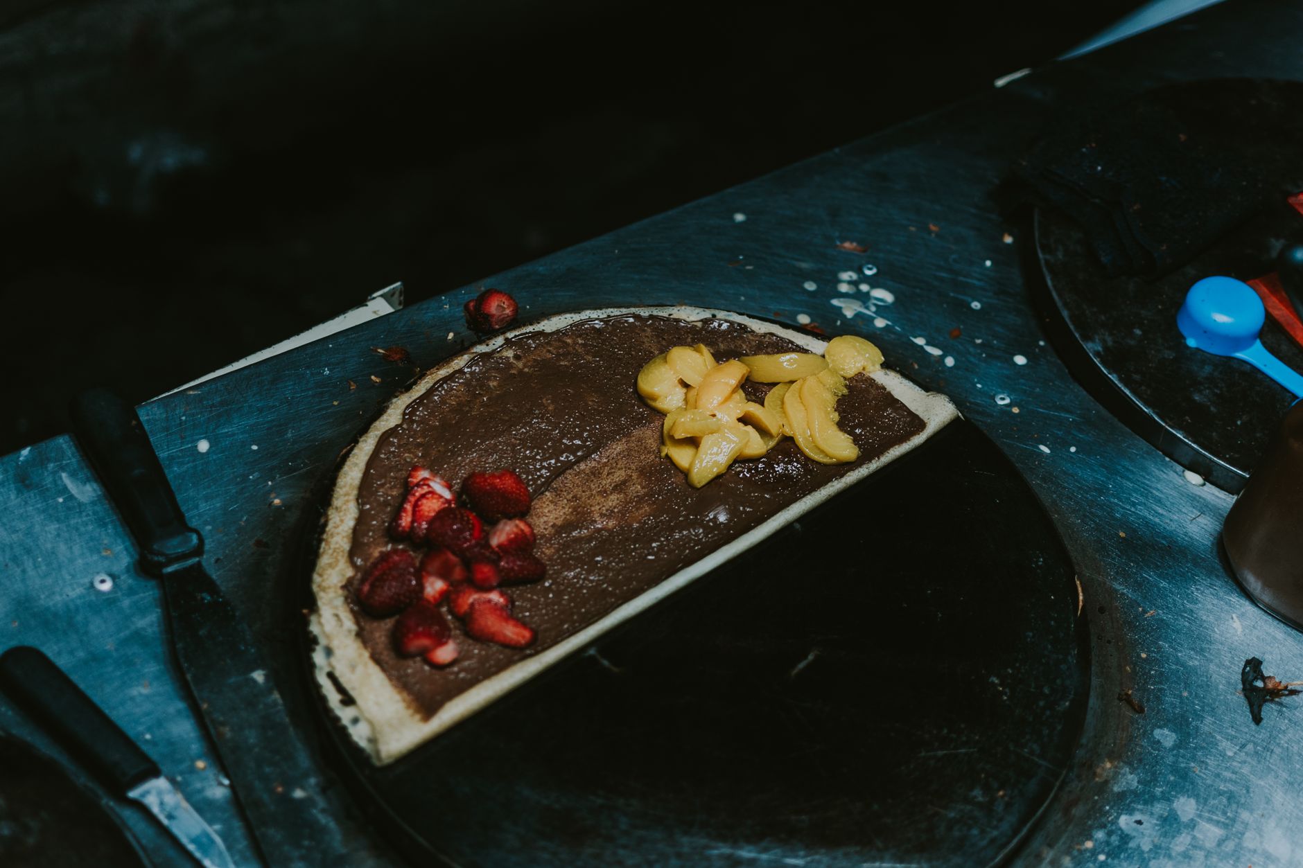 La preparazione flambé di un dolce