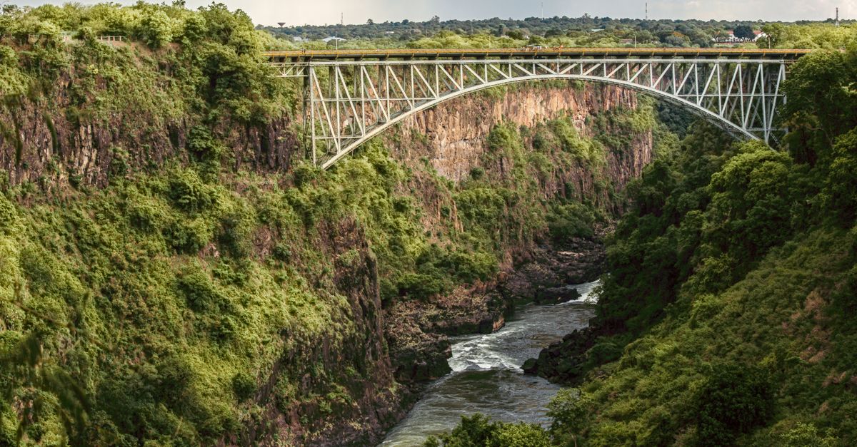 Paesaggio di savana africana attraversato da un fiume