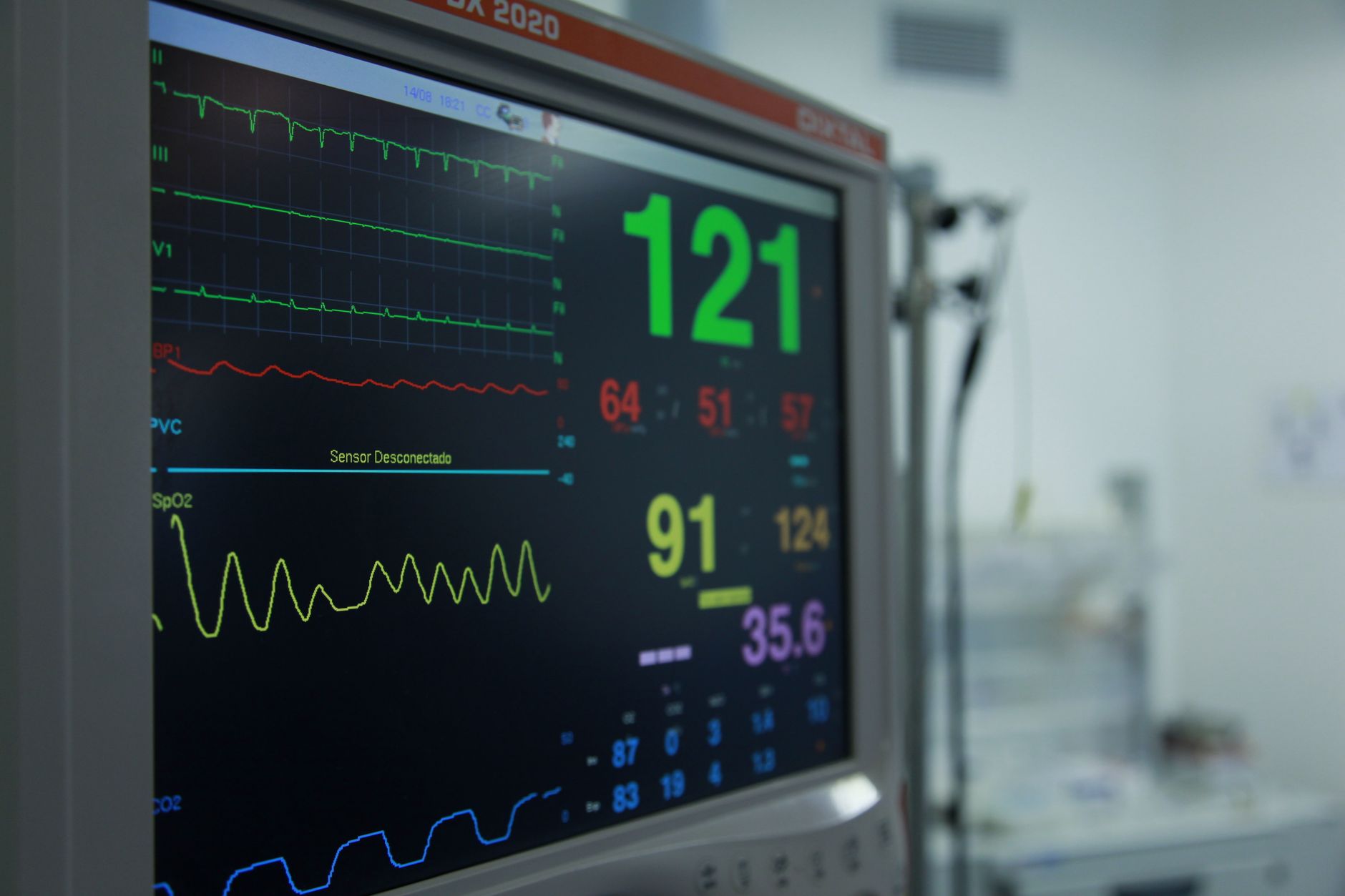 Monitor con tracciato del battito cardiaco