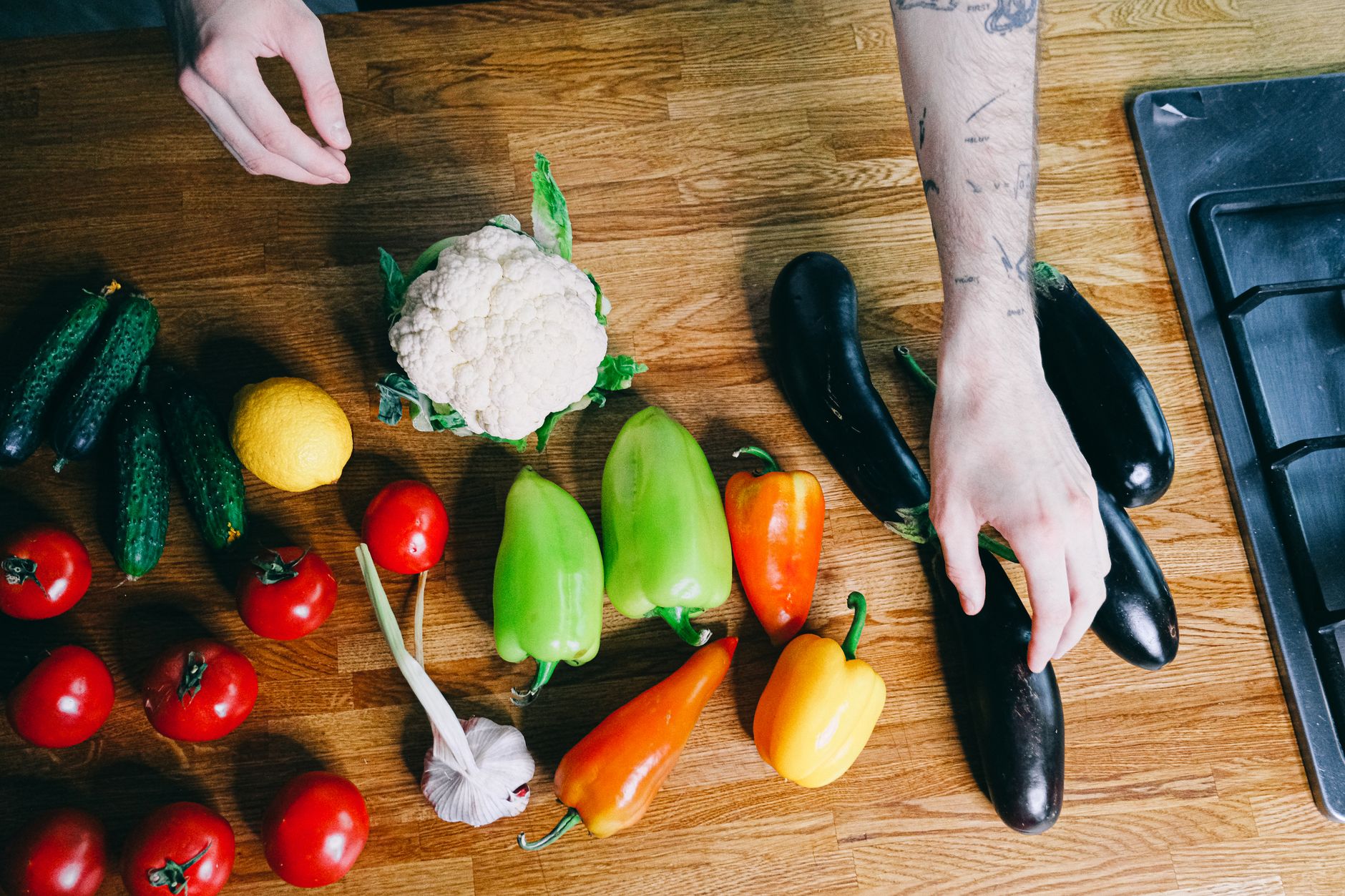 Alimenti sani e verdure fresche su un tavolo