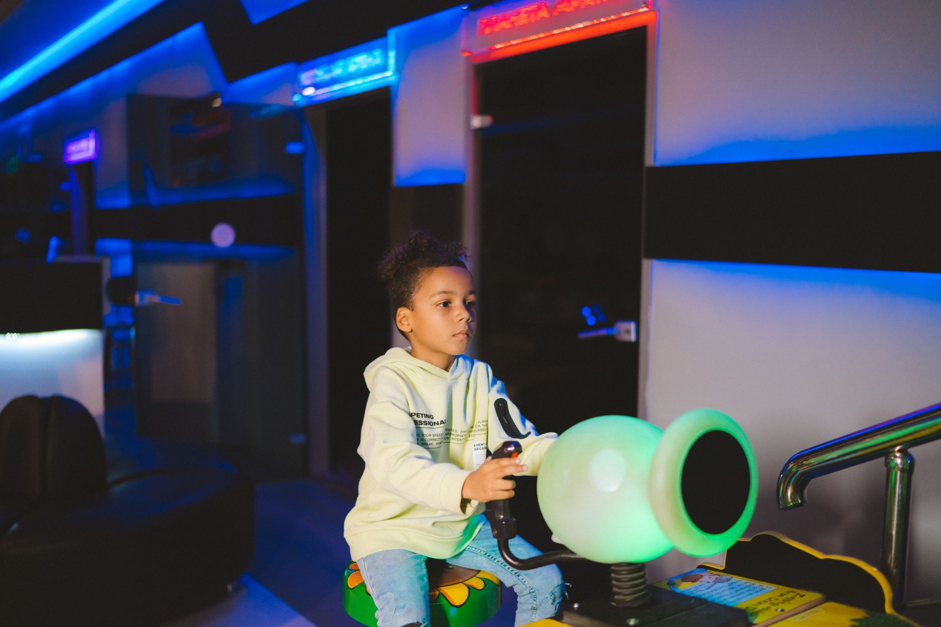 Vecchia sala giochi con luci al neon