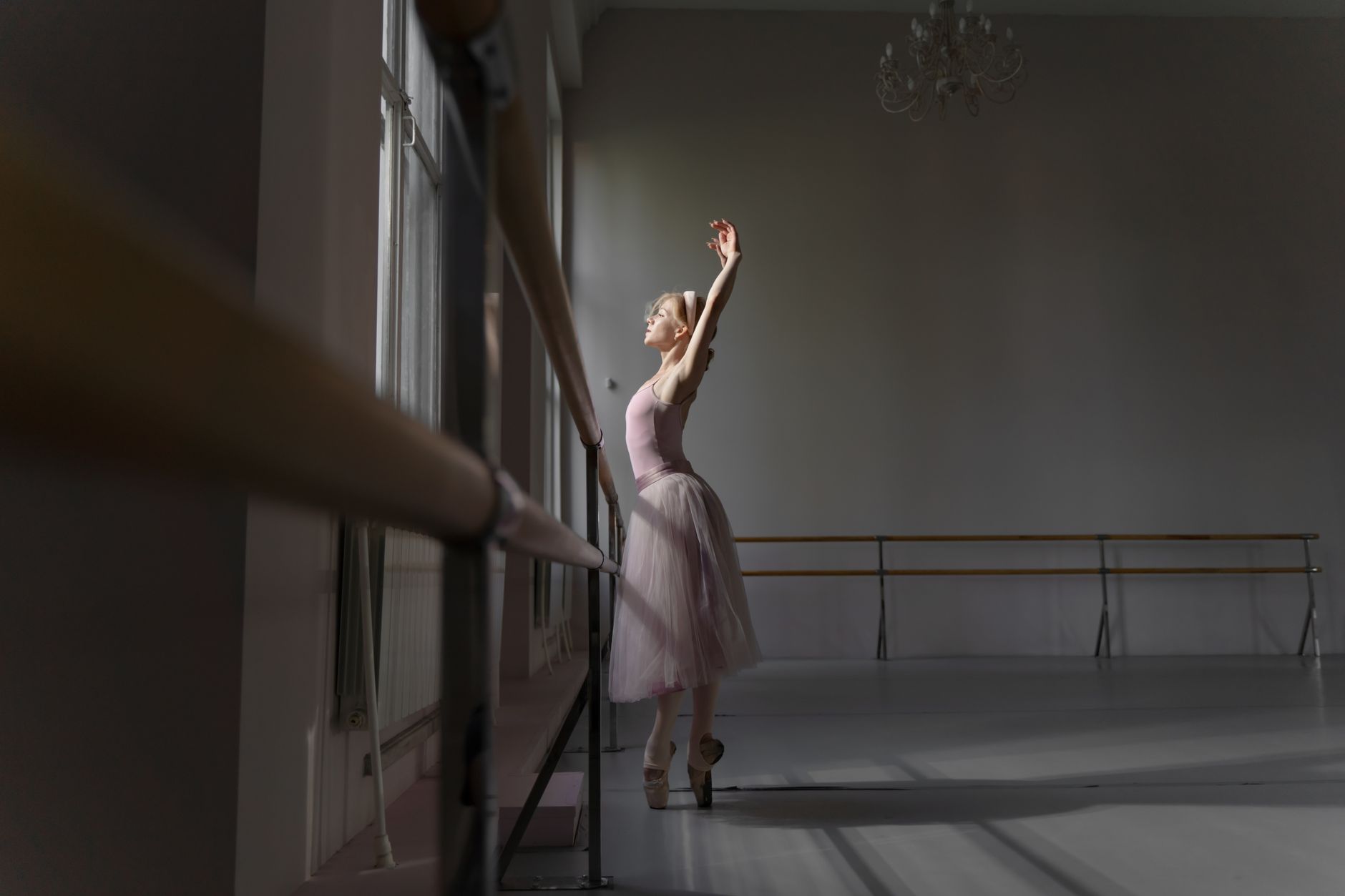 Danzatrice che si allaccia le scarpette