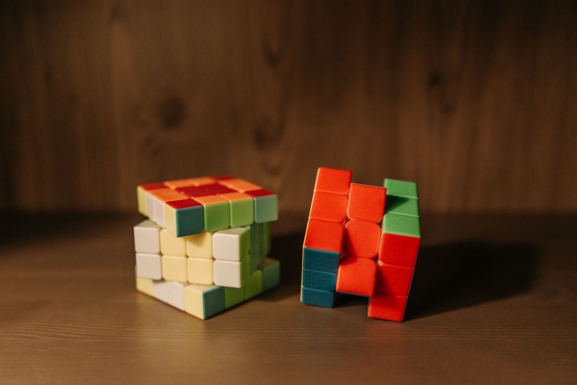 Cubo di Rubik colorato appoggiato su un tavolo