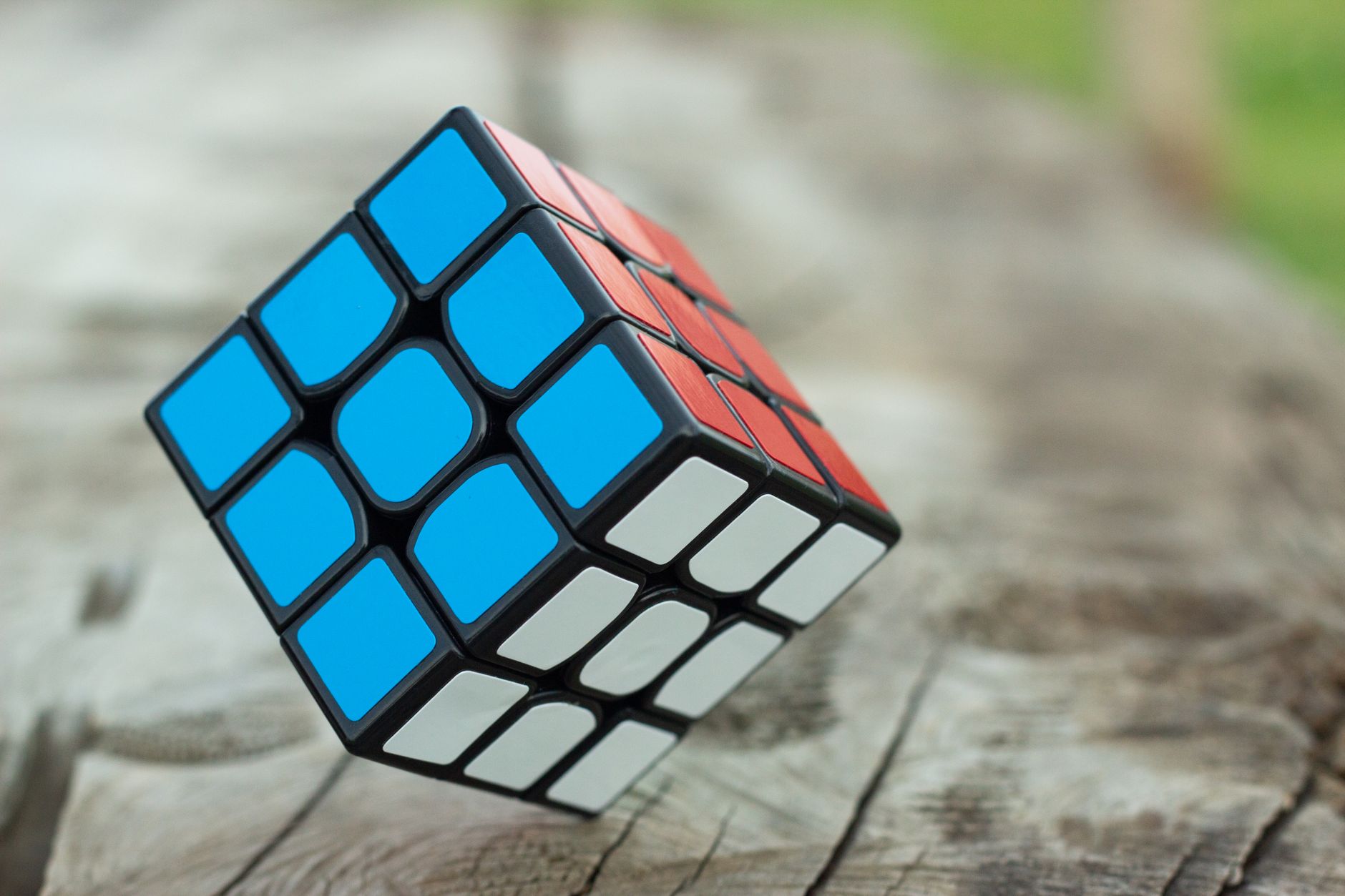 Mani che risolvono un cubo di Rubik