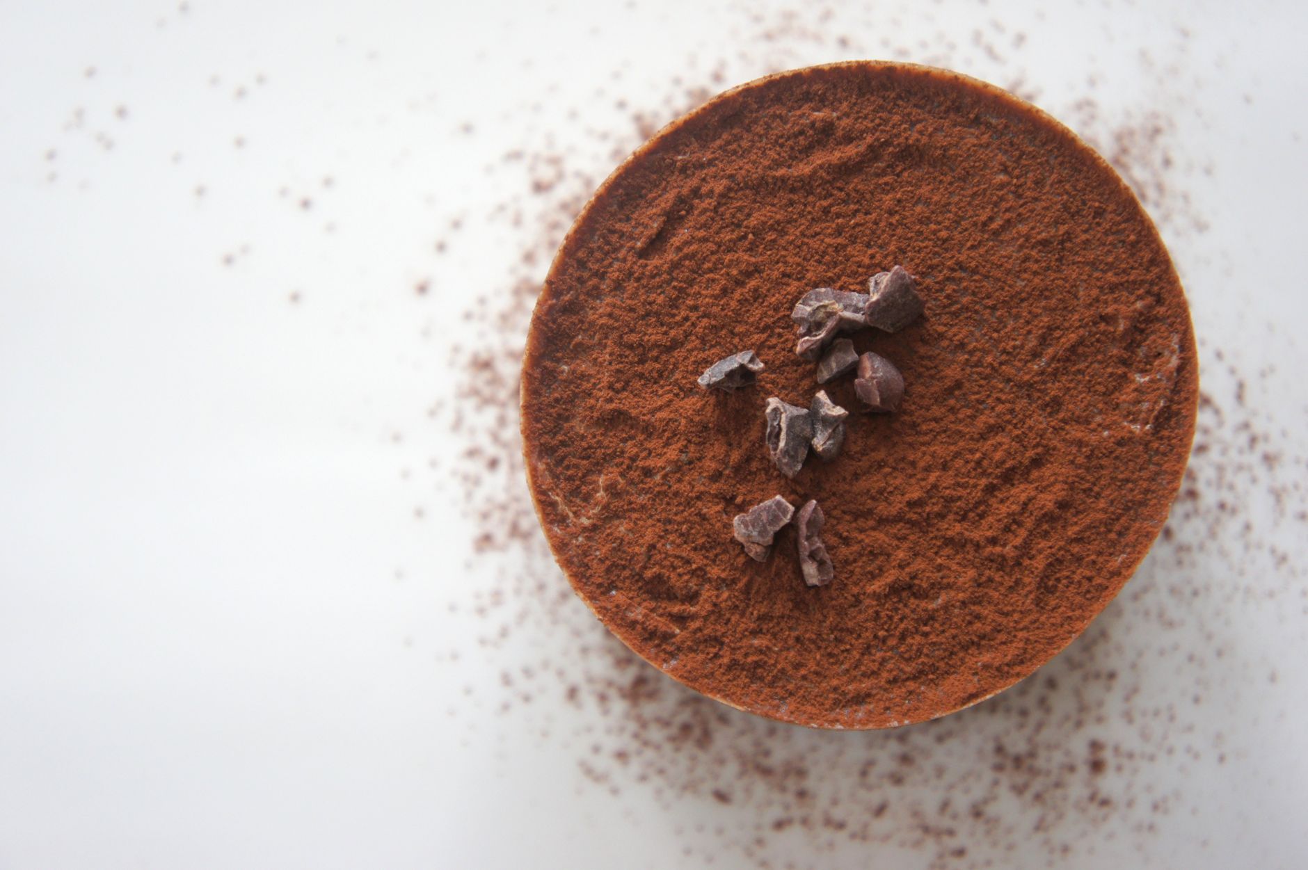 Pezzi e tavolette di cioccolato fondente disposti su un piano
