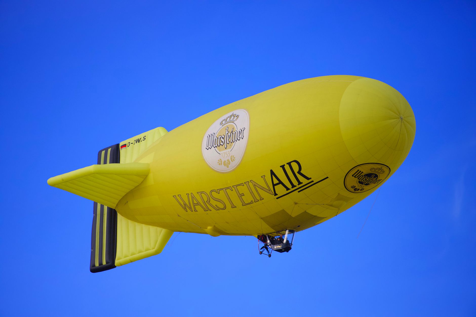 Dirigibile in volo nel cielo