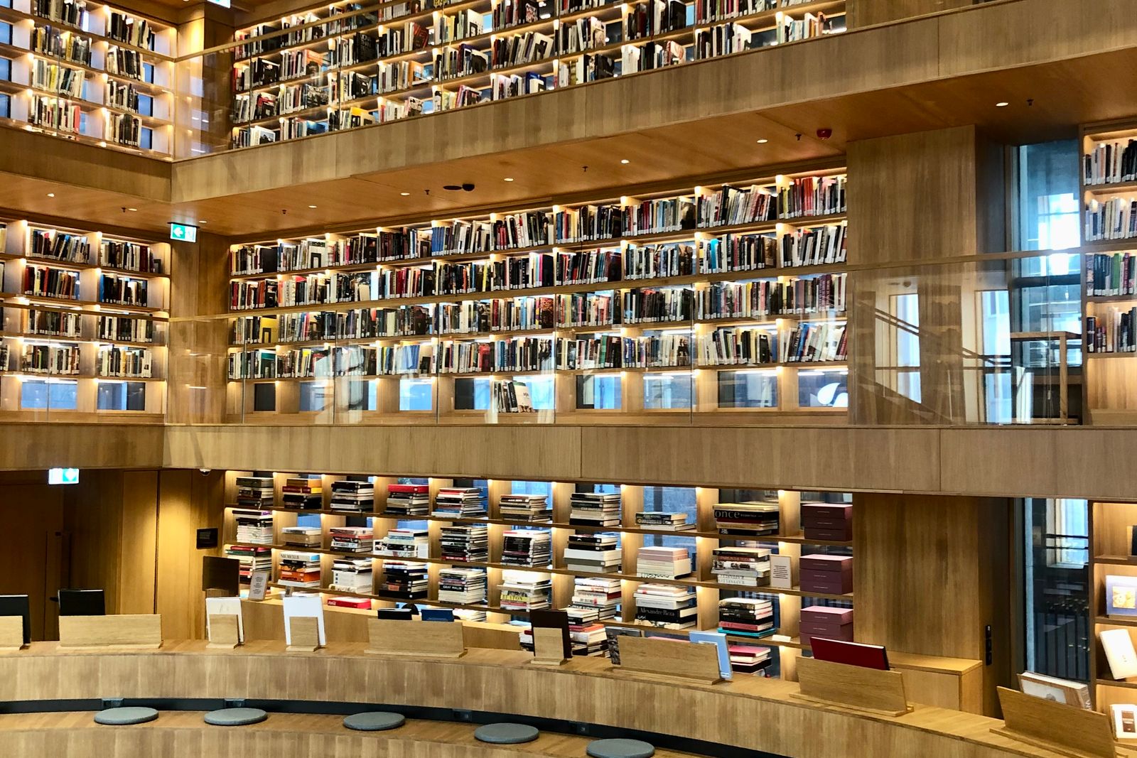 Libri antichi impilati in una biblioteca dalla luce calda
