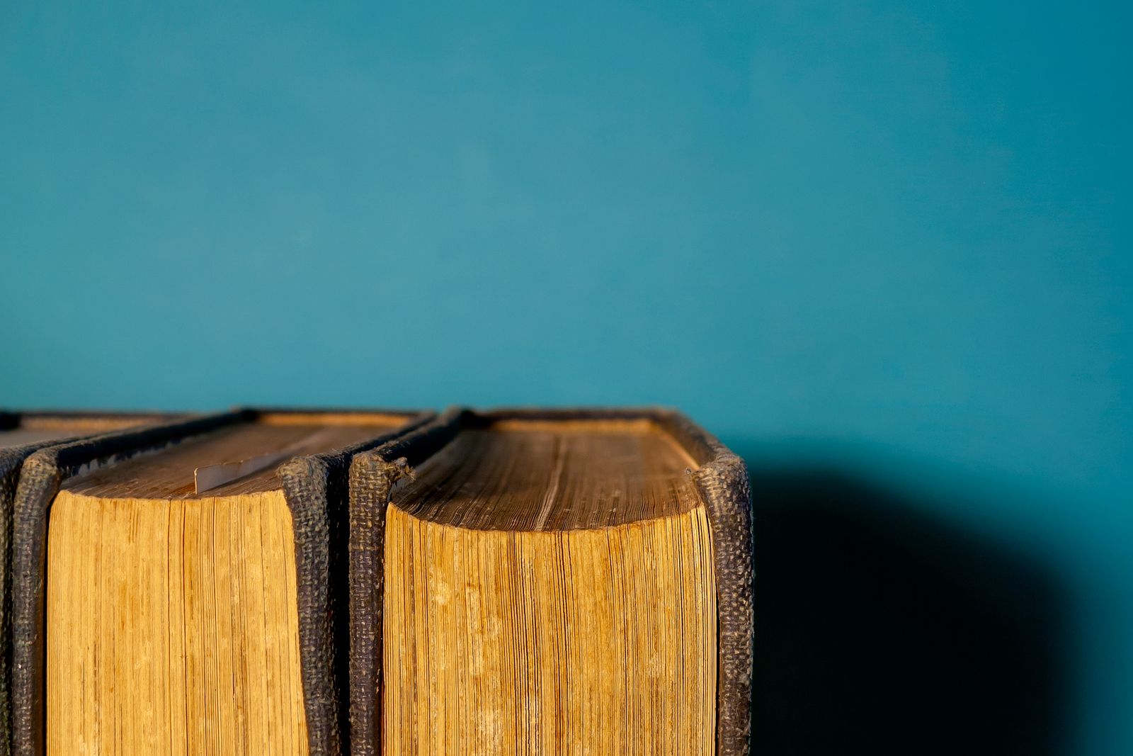Vecchio dizionario aperto su un tavolo di legno