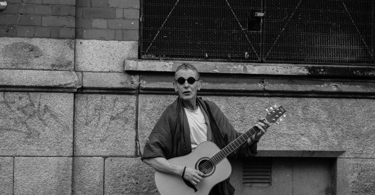 I musicisti di strada animano il centro storico di Ferrara.
