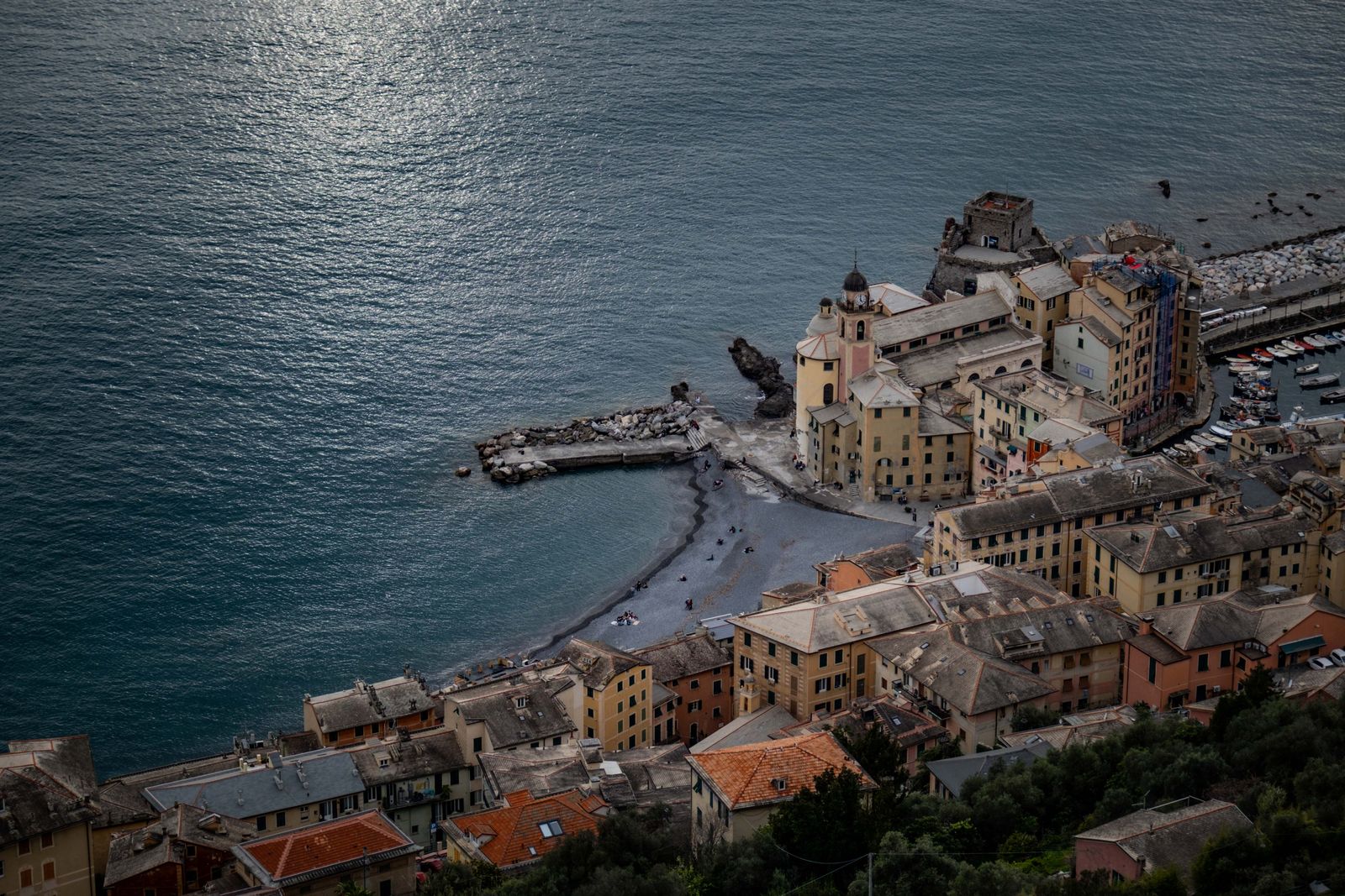 Veduta del borgo di Camogli in Liguria affacciato sul mare