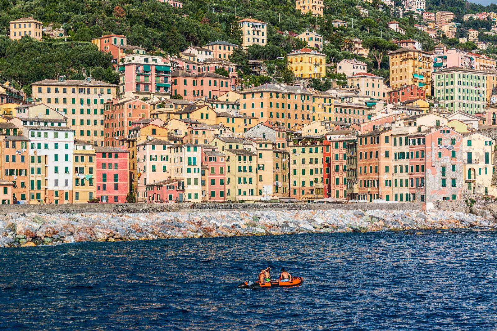Le case colorate di Camogli sul mare