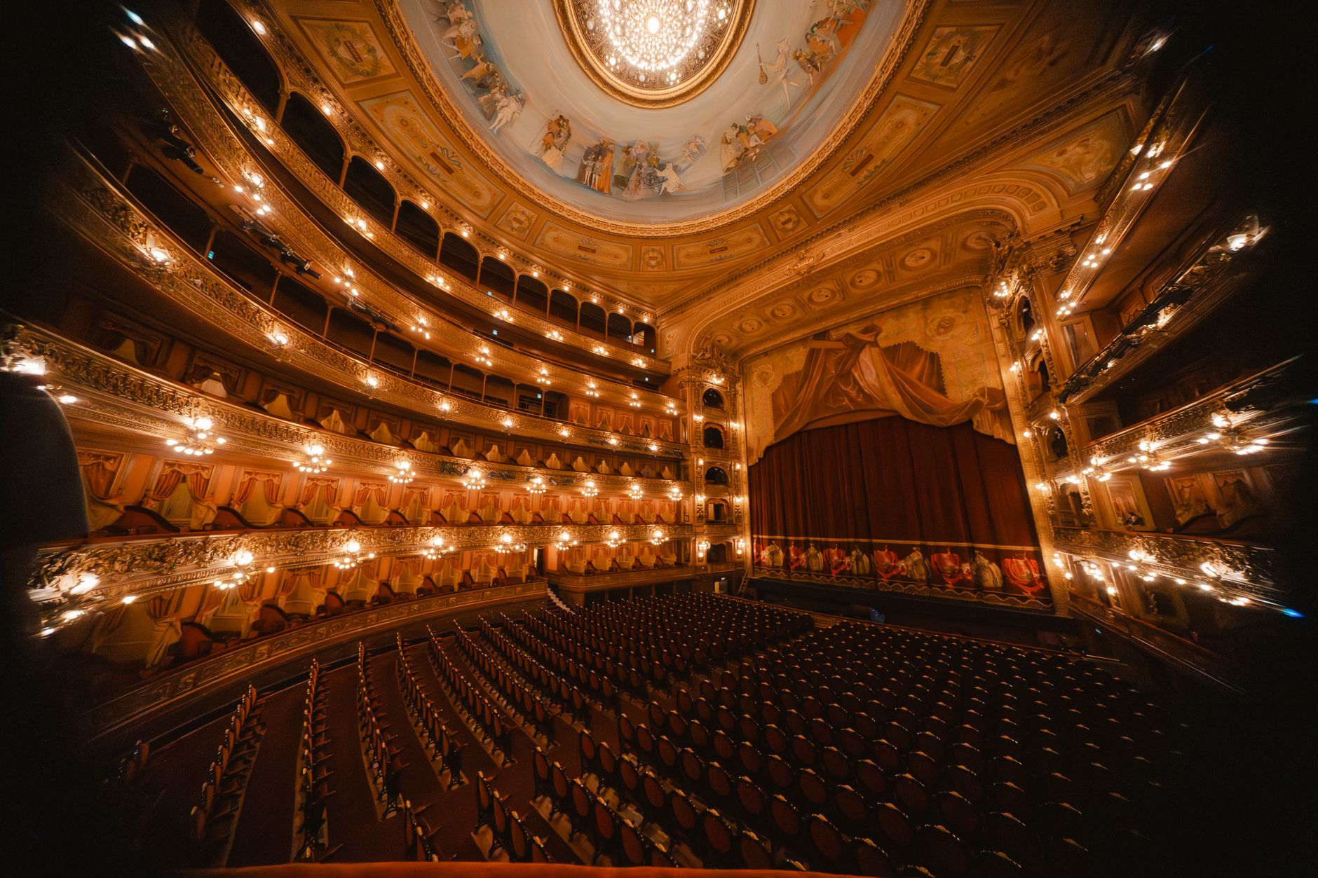 Sala di un teatro storico italiano vista dalla platea