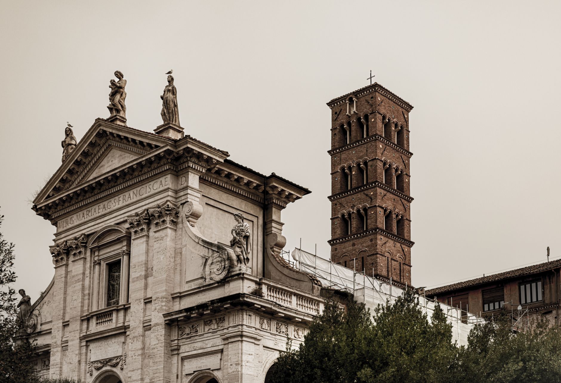 Libro antico di poesia con pagine ingiallite