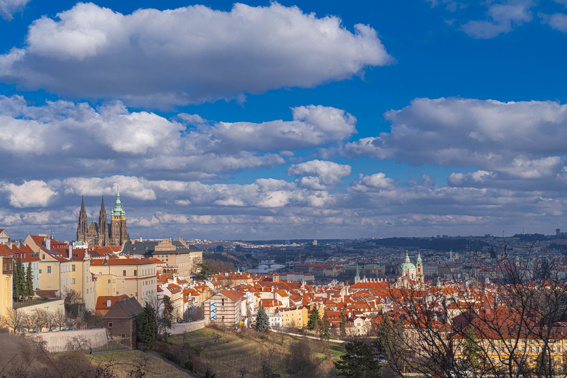 Veduta della città vecchia di Praga con architetture storiche