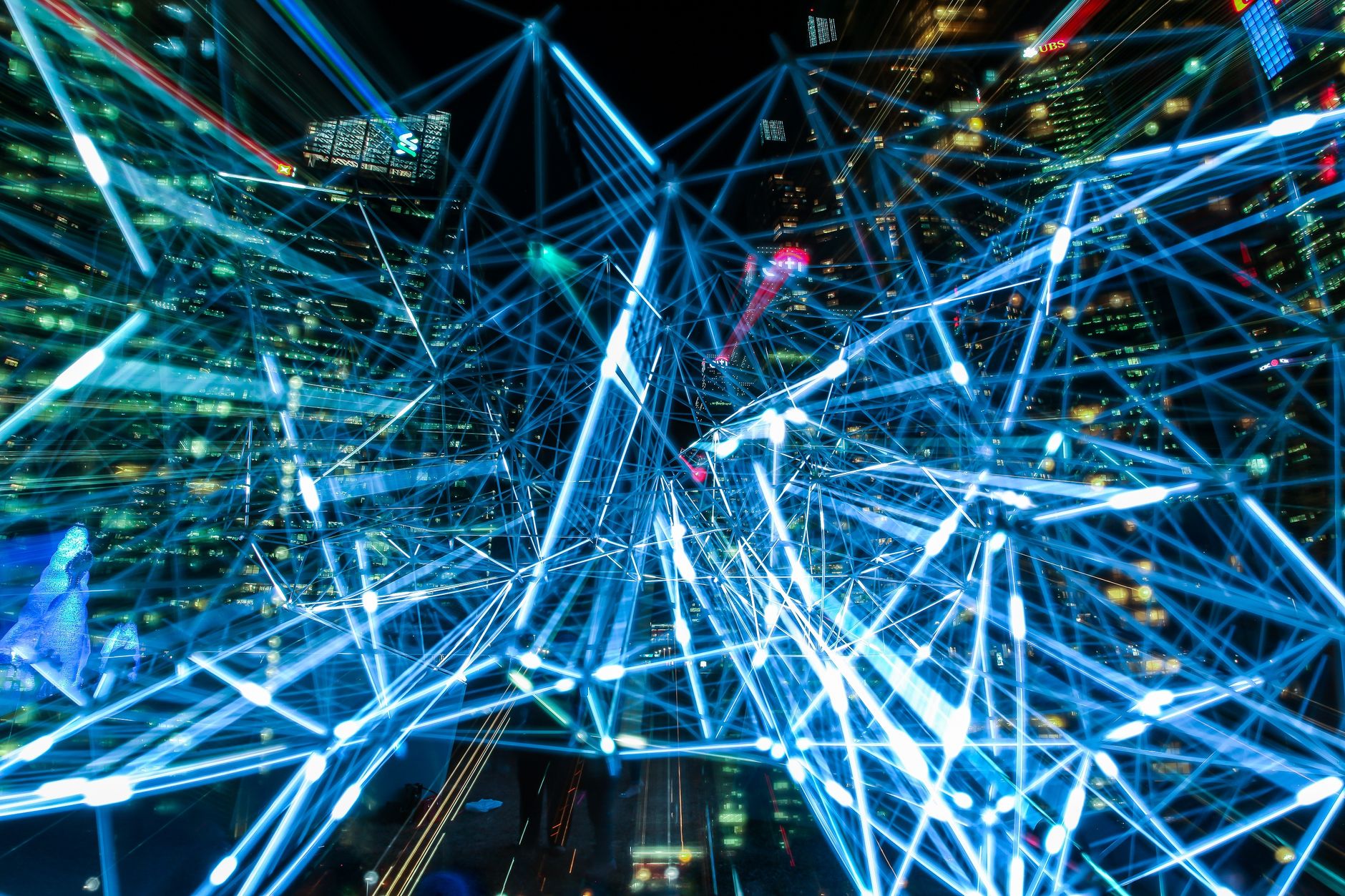 Interfaccia digitale futuristica con dati e grafici luminosi