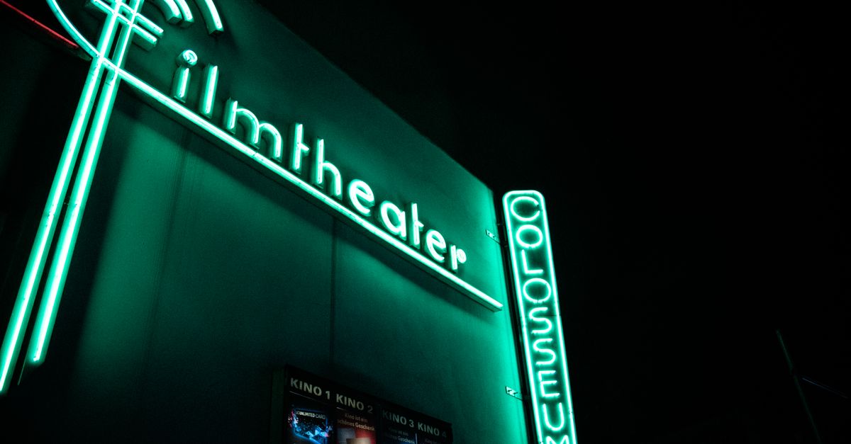 Sala cinematografica buia che richiama il mondo del cinema di George Romero