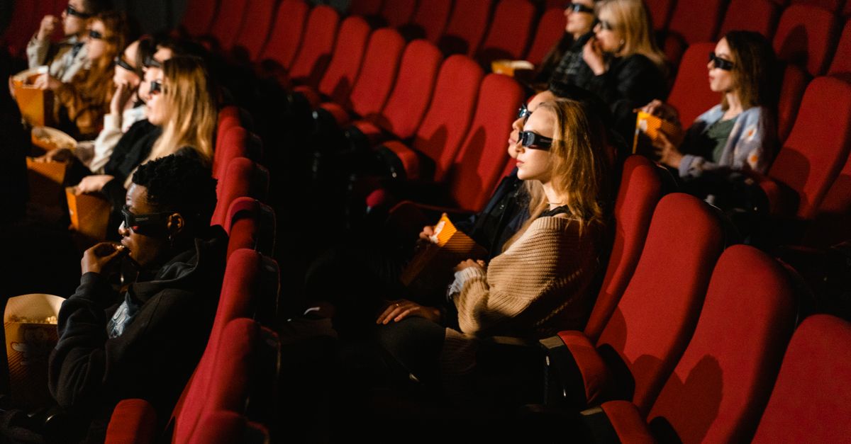 Proiettore e pellicola in una sala cinematografica
