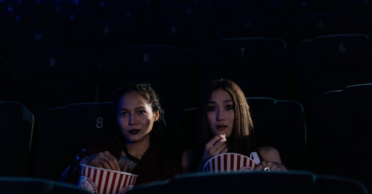 Poltrone di un cinema in penombra