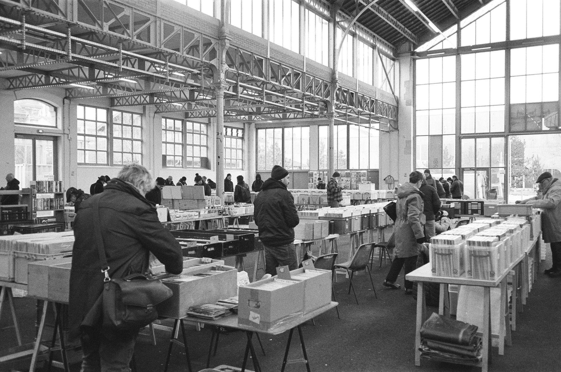 Libri antichi impilati in una biblioteca