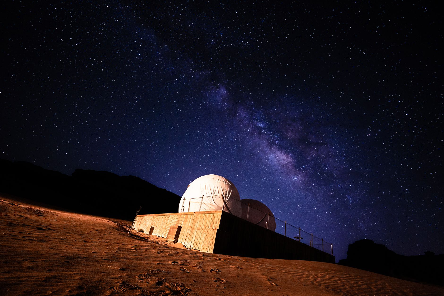 Telescopio di un osservatorio puntato verso il cielo stellato