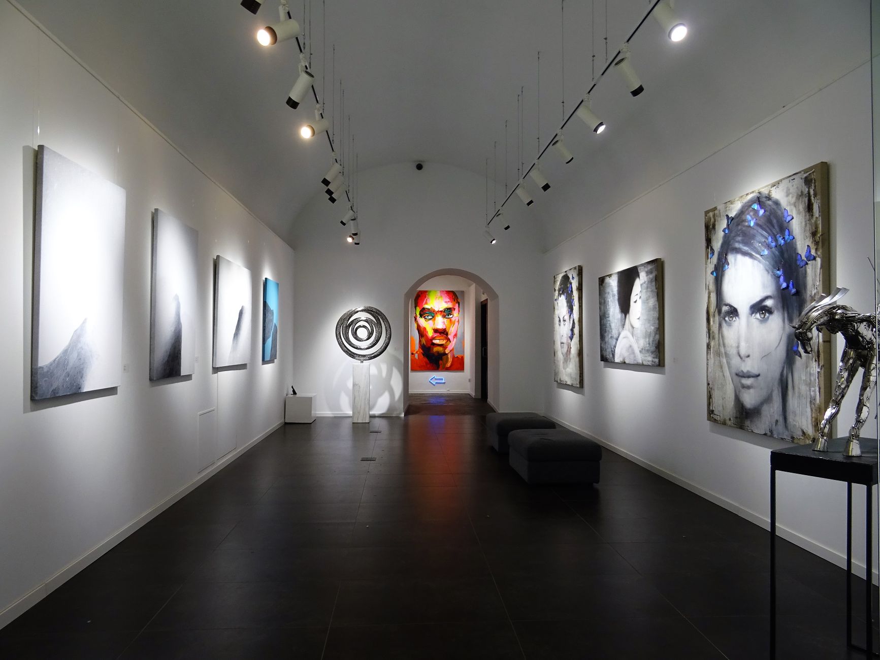 Visitatori in una mostra d'arte