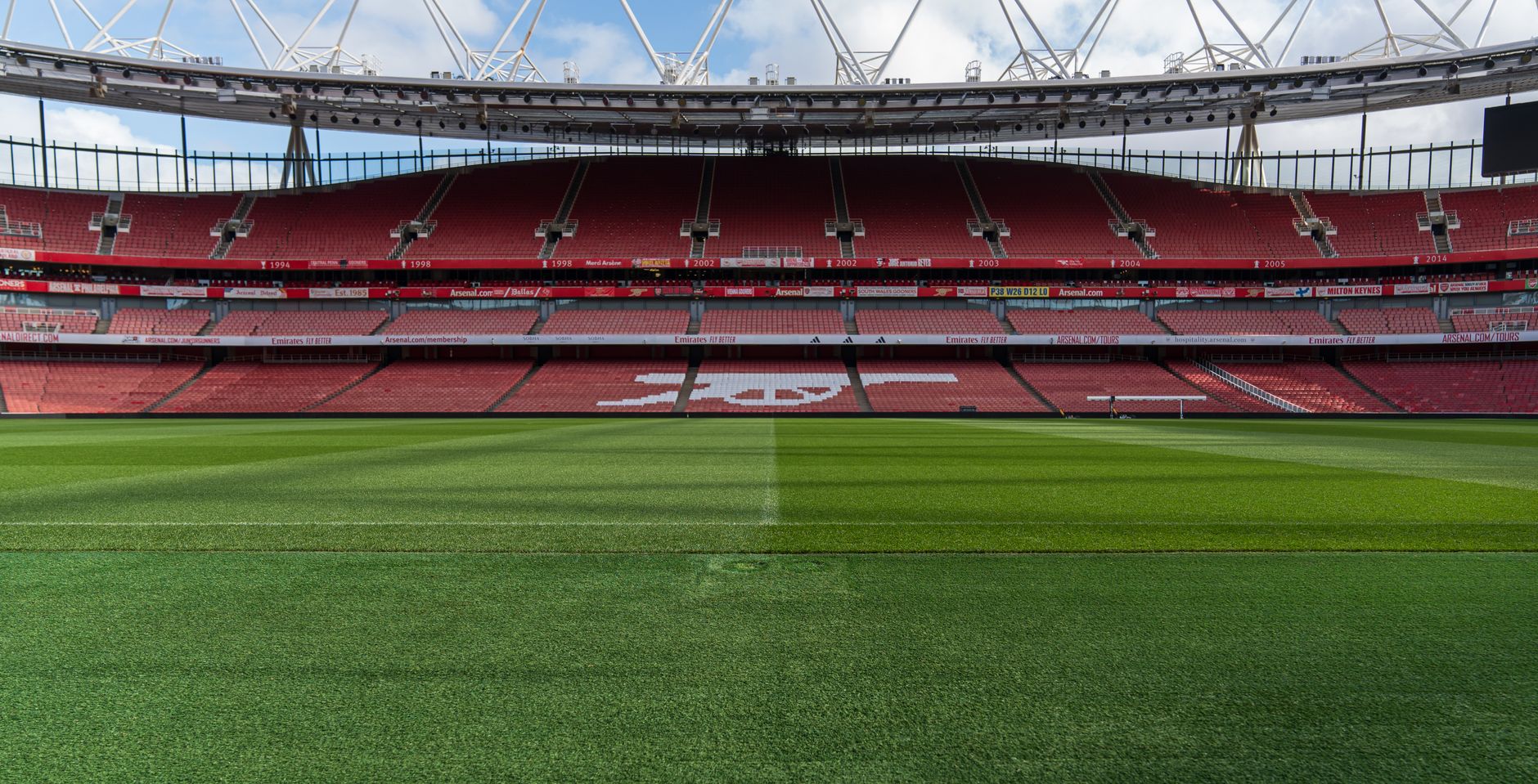 Stadio gremito durante una cerimonia sportiva