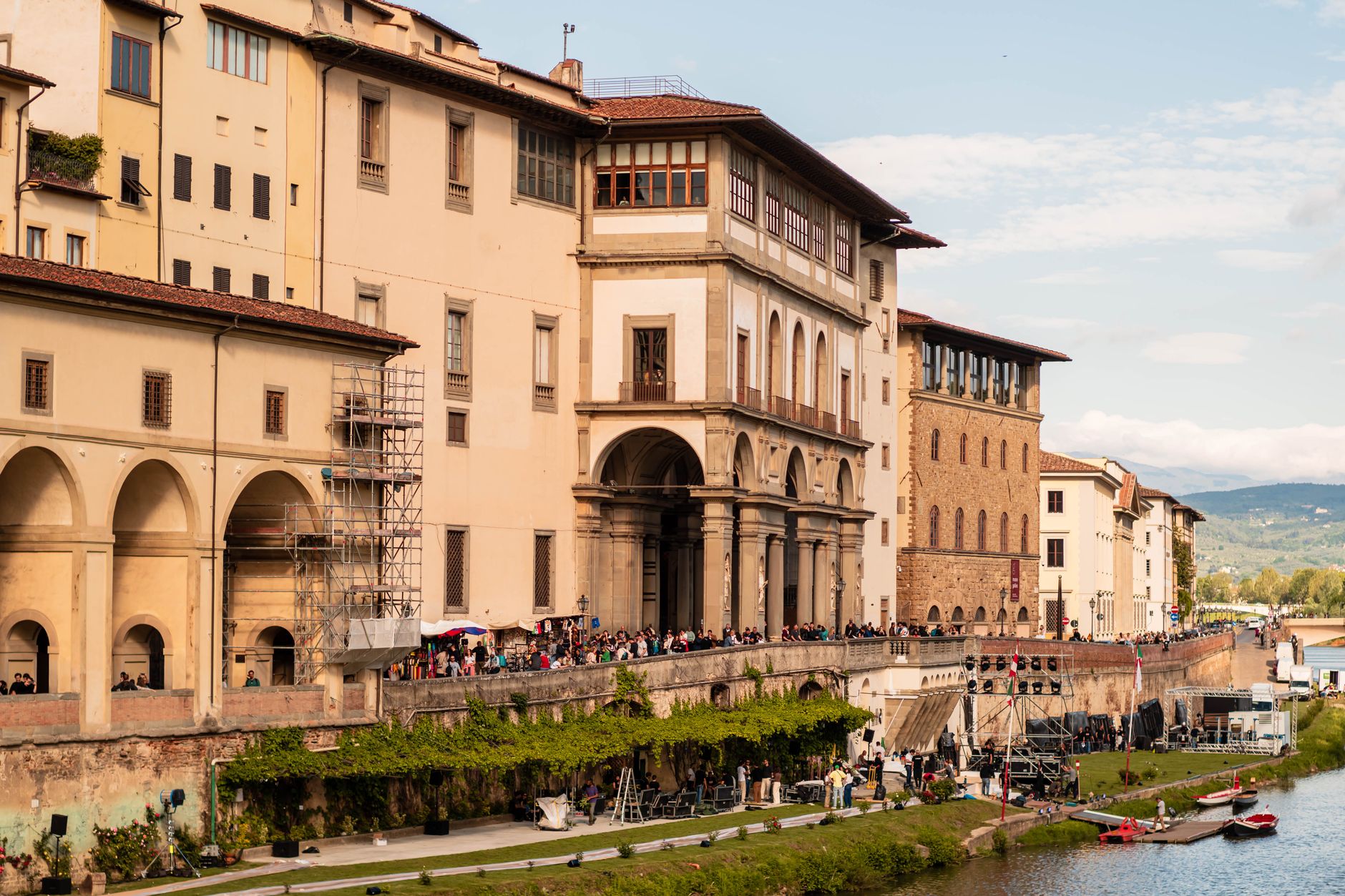 Palazzo rinascimentale fiorentino con portici e statue