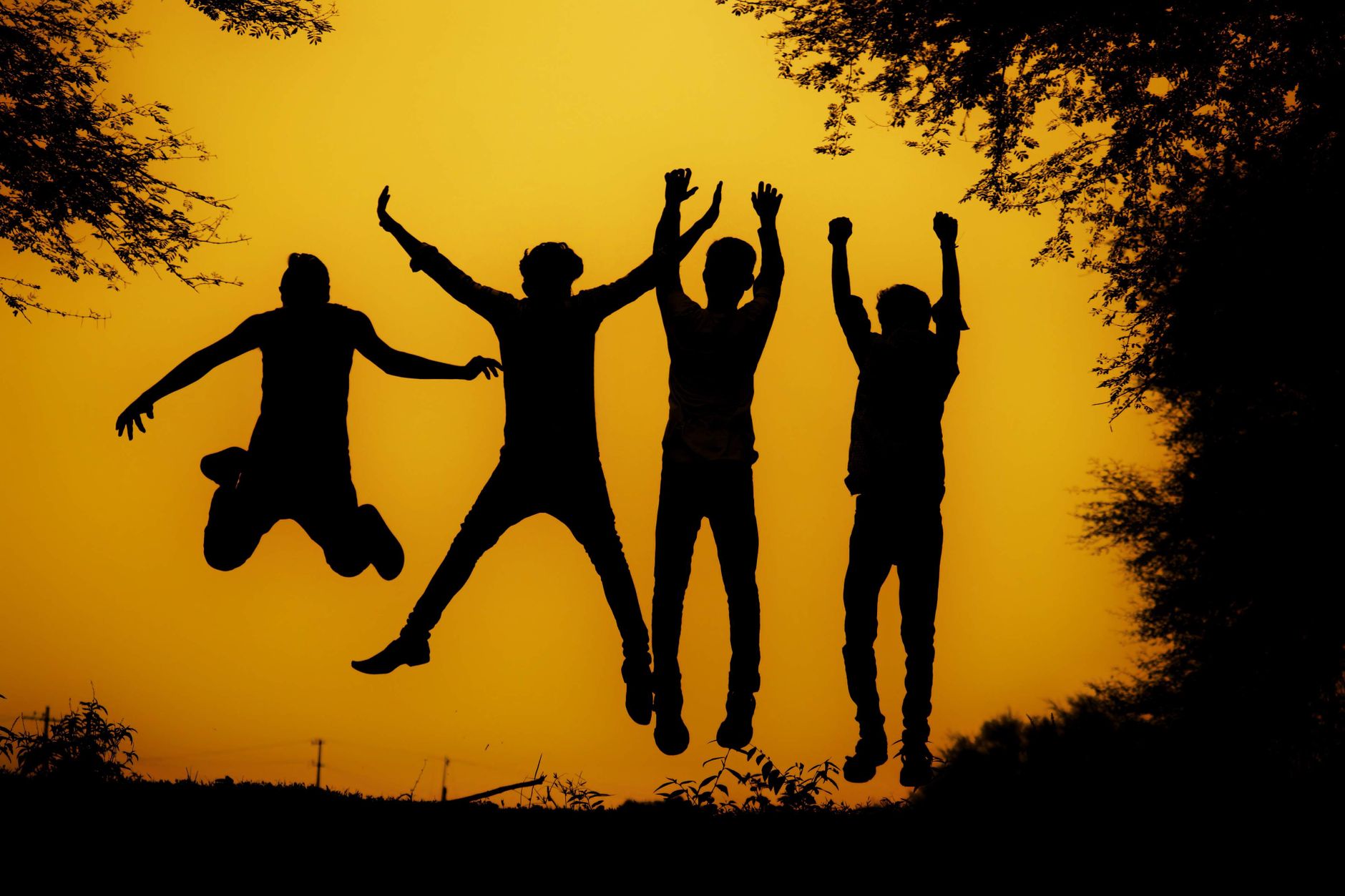Gruppo di amici sorridenti insieme all'aperto