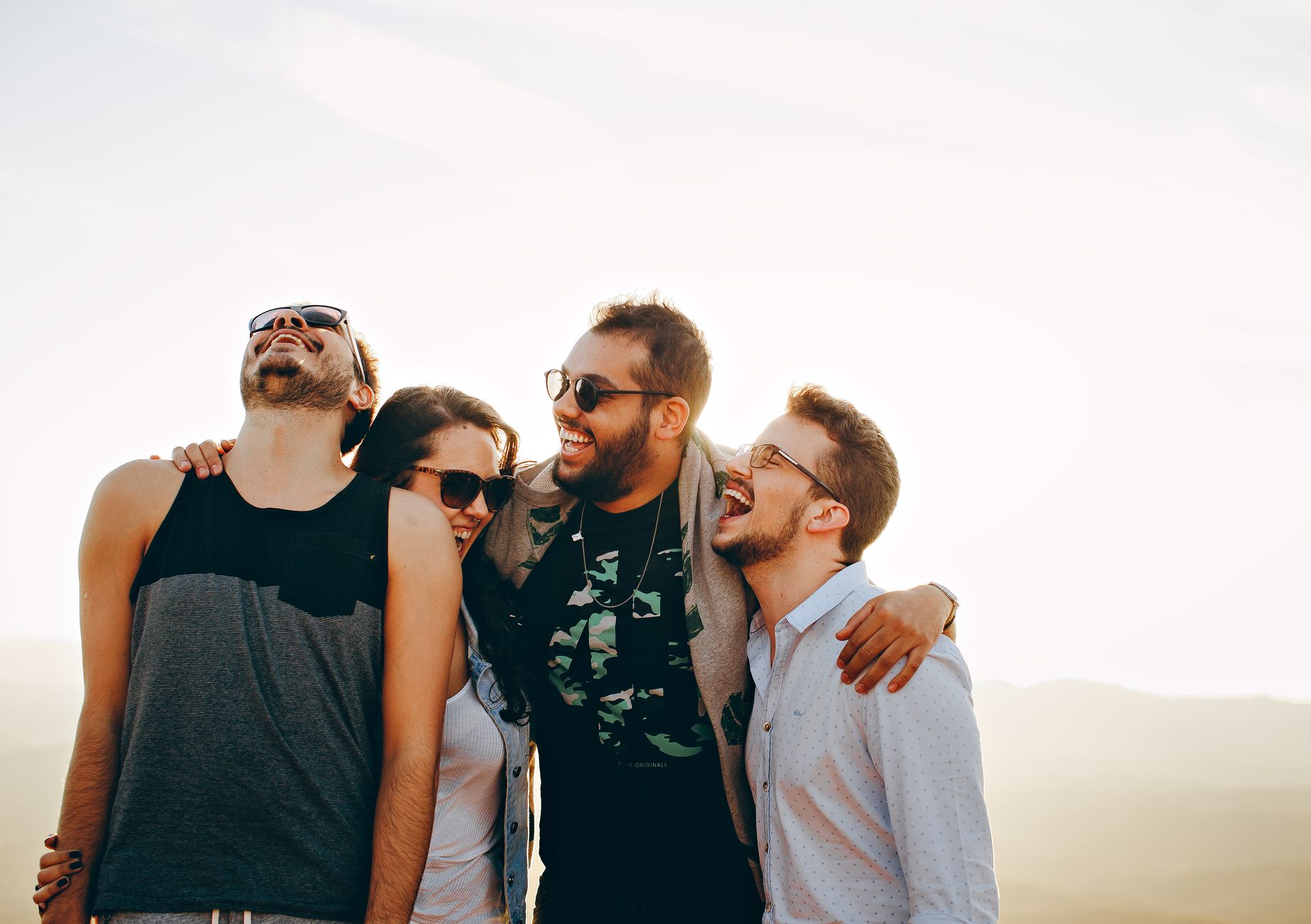 Amici che condividono un momento di allegria