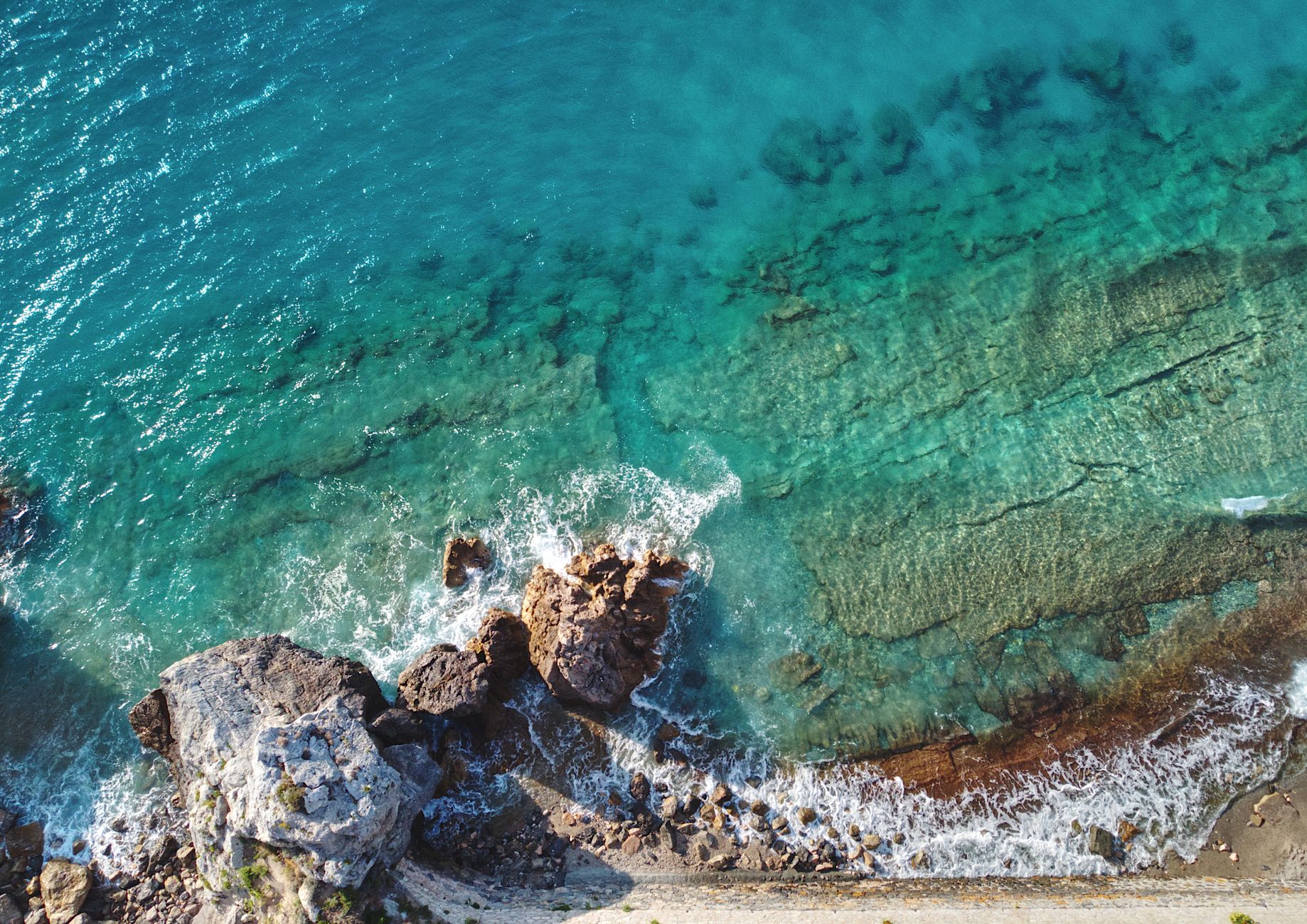Costa del Mar Mediterraneo con acque limpide