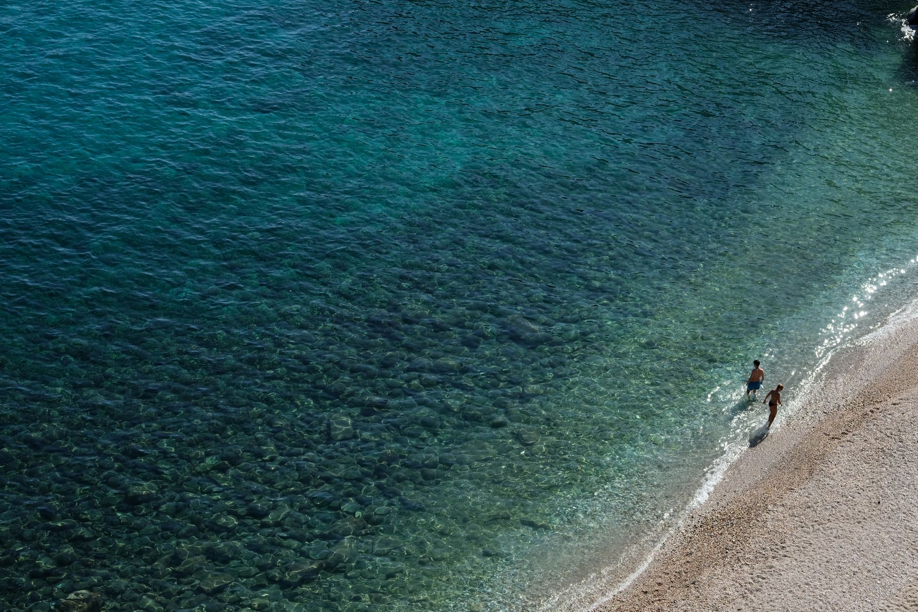 Costume da bagno appoggiato sulla sabbia di una spiaggia estiva