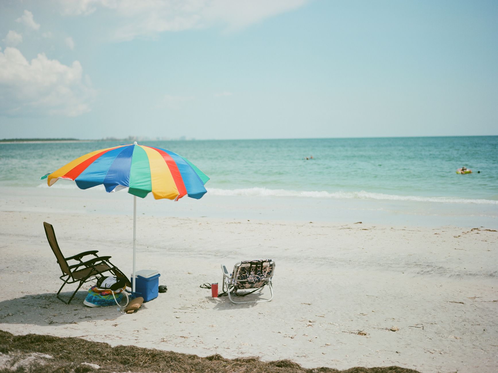 Costume da bagno appoggiato sulla sabbia di una spiaggia estiva