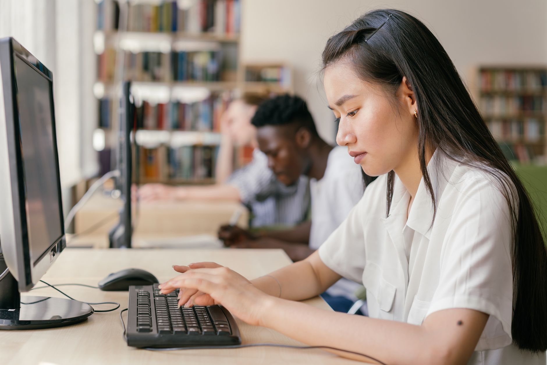 Giovani che imparano insieme in aula