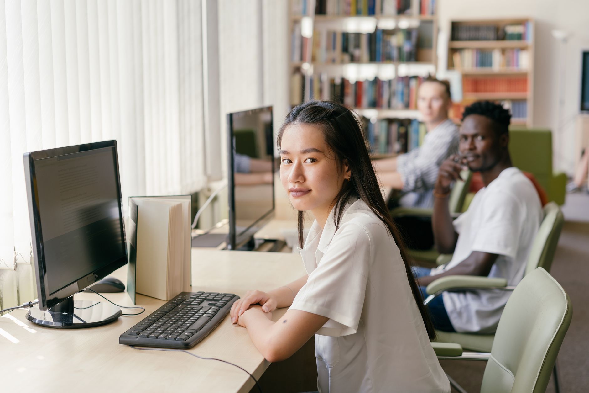 Ragazzi al lavoro in un laboratorio formativo