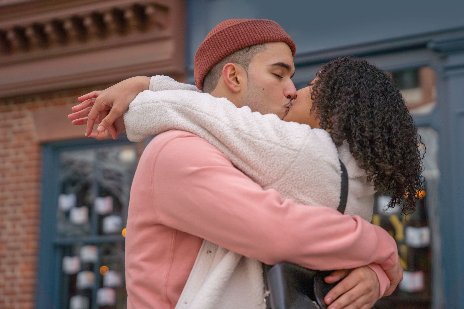 Coppia che si scambia un bacio affettuoso al tramonto