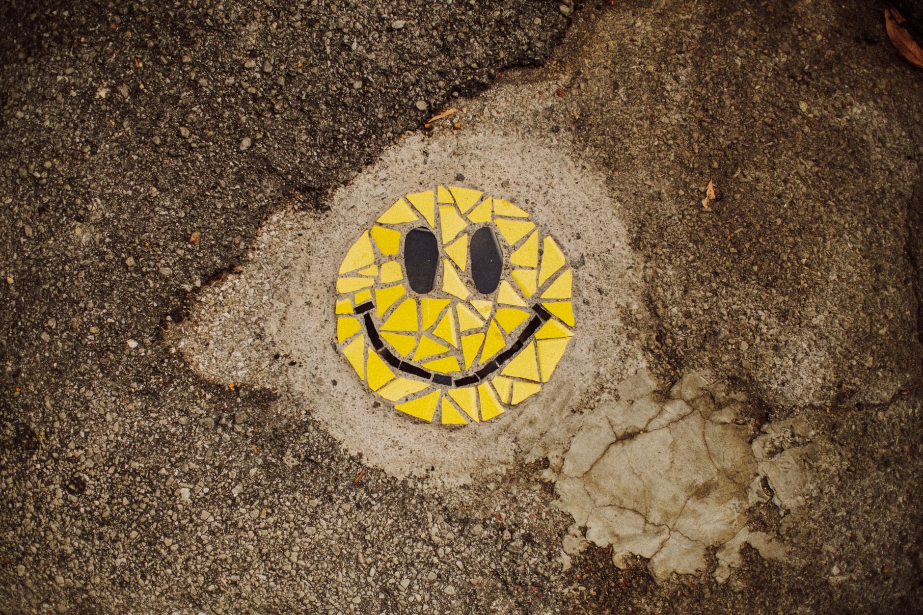Primi piani di faccine emoji sorridenti gialle