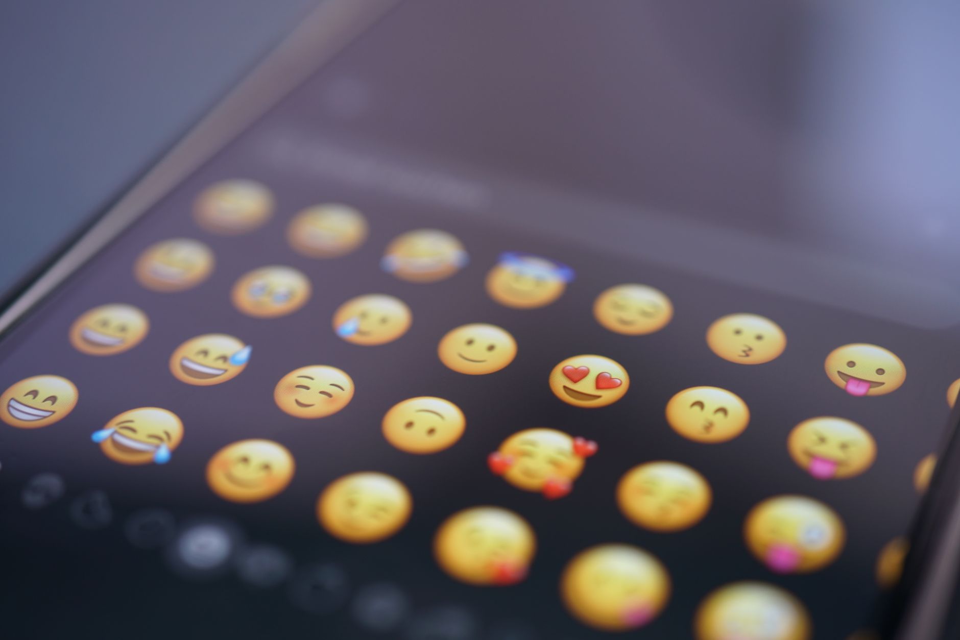 Insieme colorato di emoji e simboli digitali