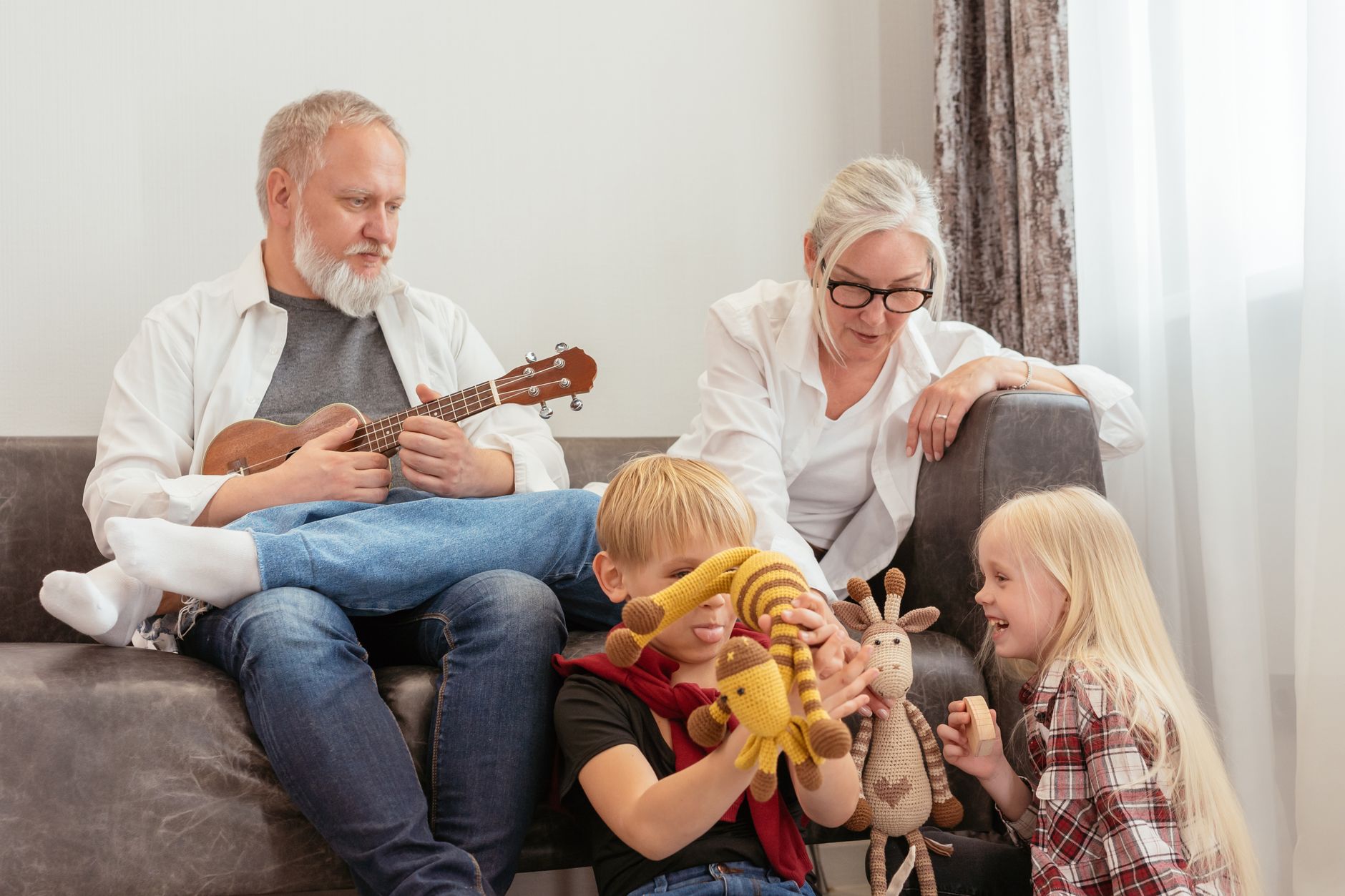 Famiglia di più generazioni riunita attorno a un tavolo
