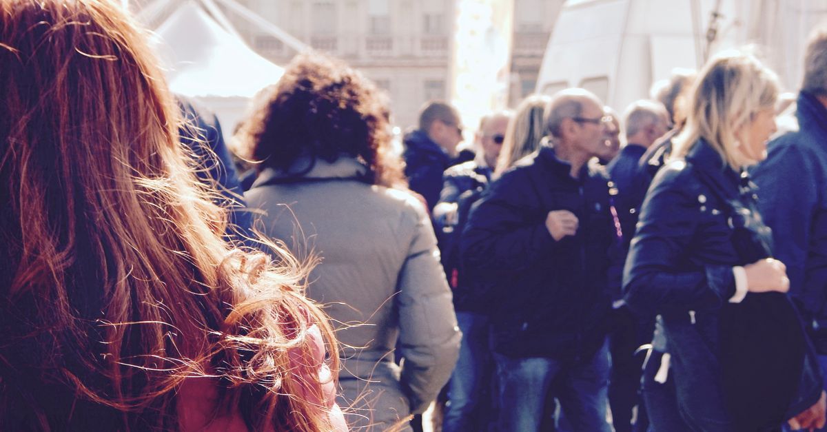 Veduta dall'alto di una piazza affollata di persone