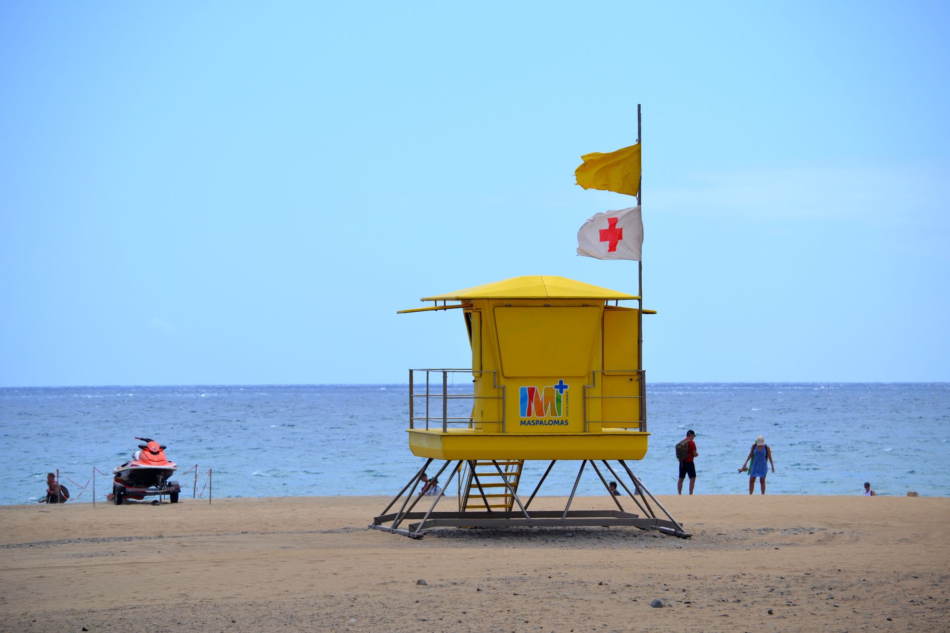 Bandiera di segnalazione sulla spiaggia per la sicurezza dei bagnanti