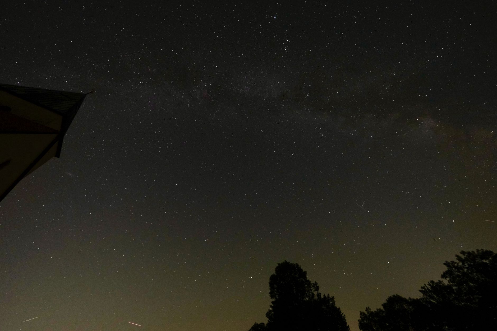 Cielo stellato notturno con la Via Lattea sopra l'orizzonte