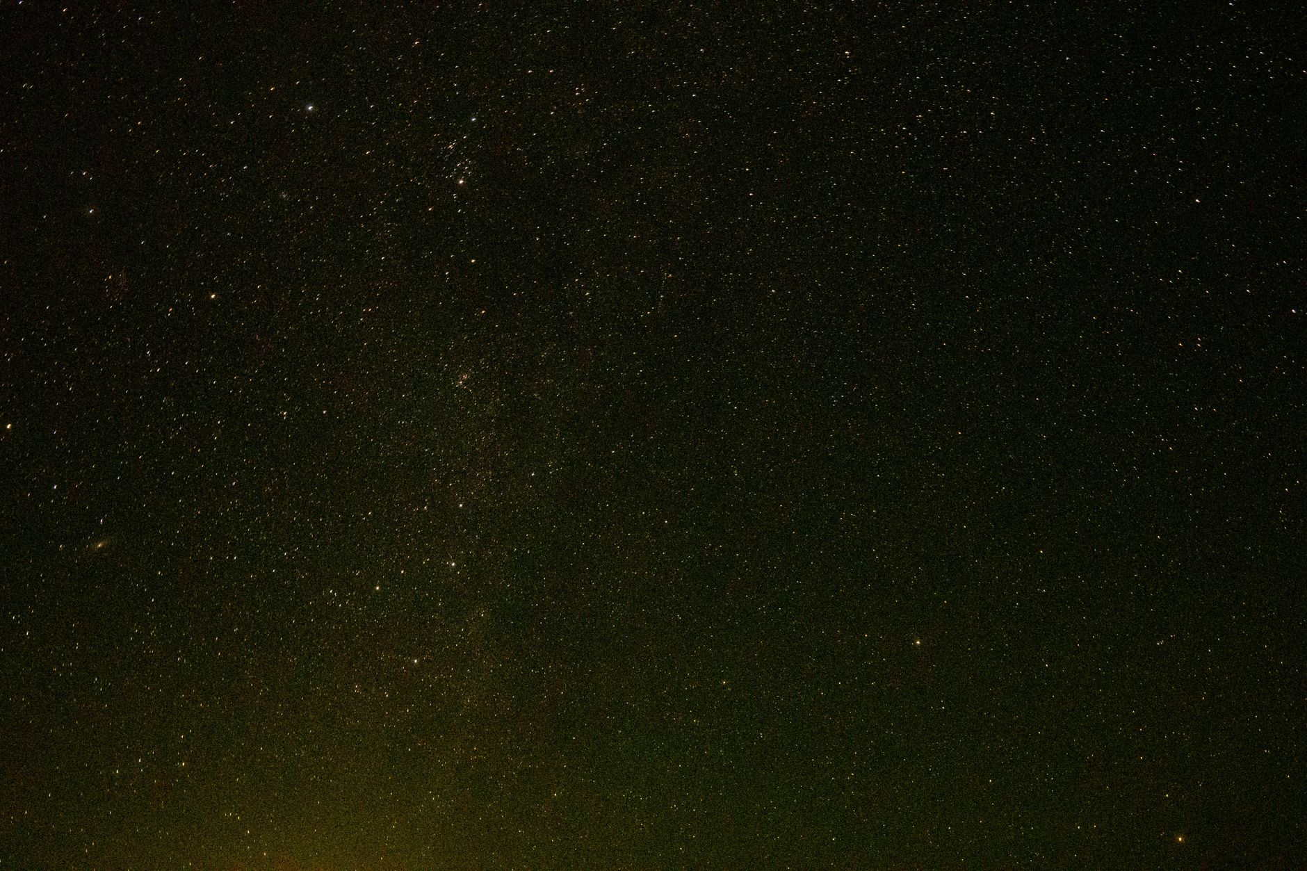 Silhouette di una persona che osserva il cielo stellato