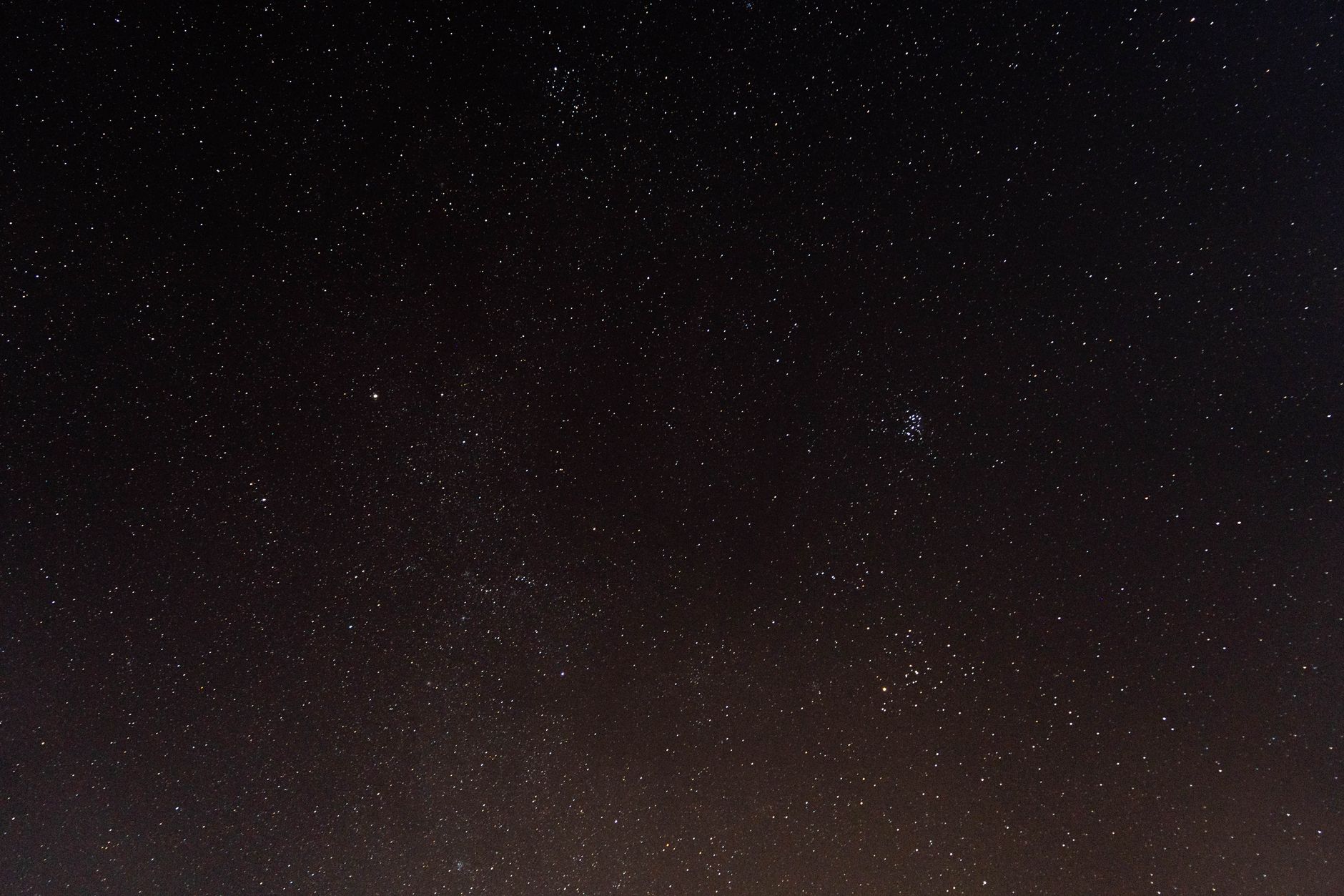 Telescopio puntato verso il cielo durante la notte