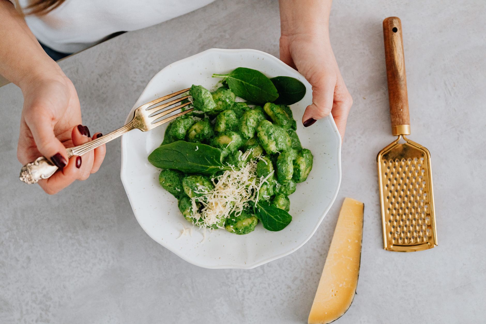 Gnocchi di patate crudi e infarinati su un tagliere di legno