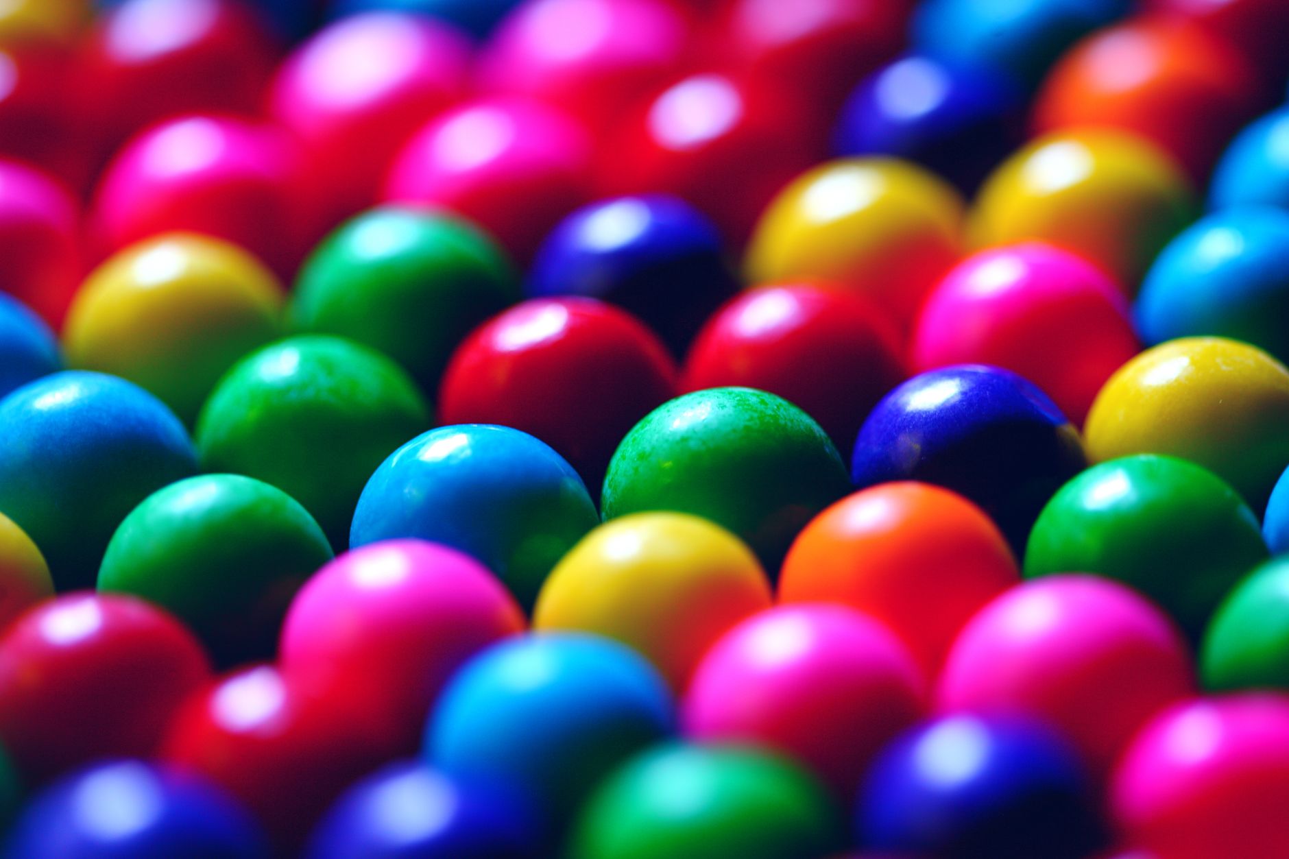 Chewing gum e palline di gomma su sfondo chiaro