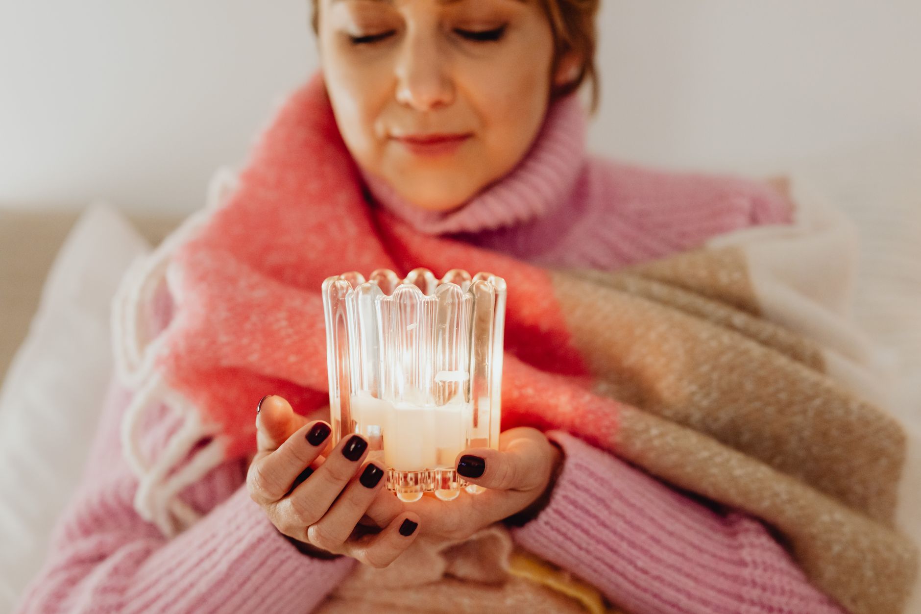 Interno domestico caldo con luci soffuse