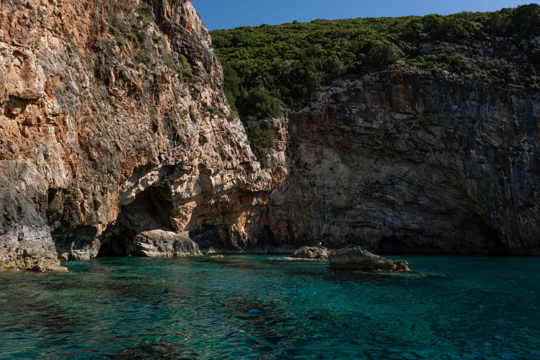 Grotta carsica con acqua sotterranea, l'habitat del proteo