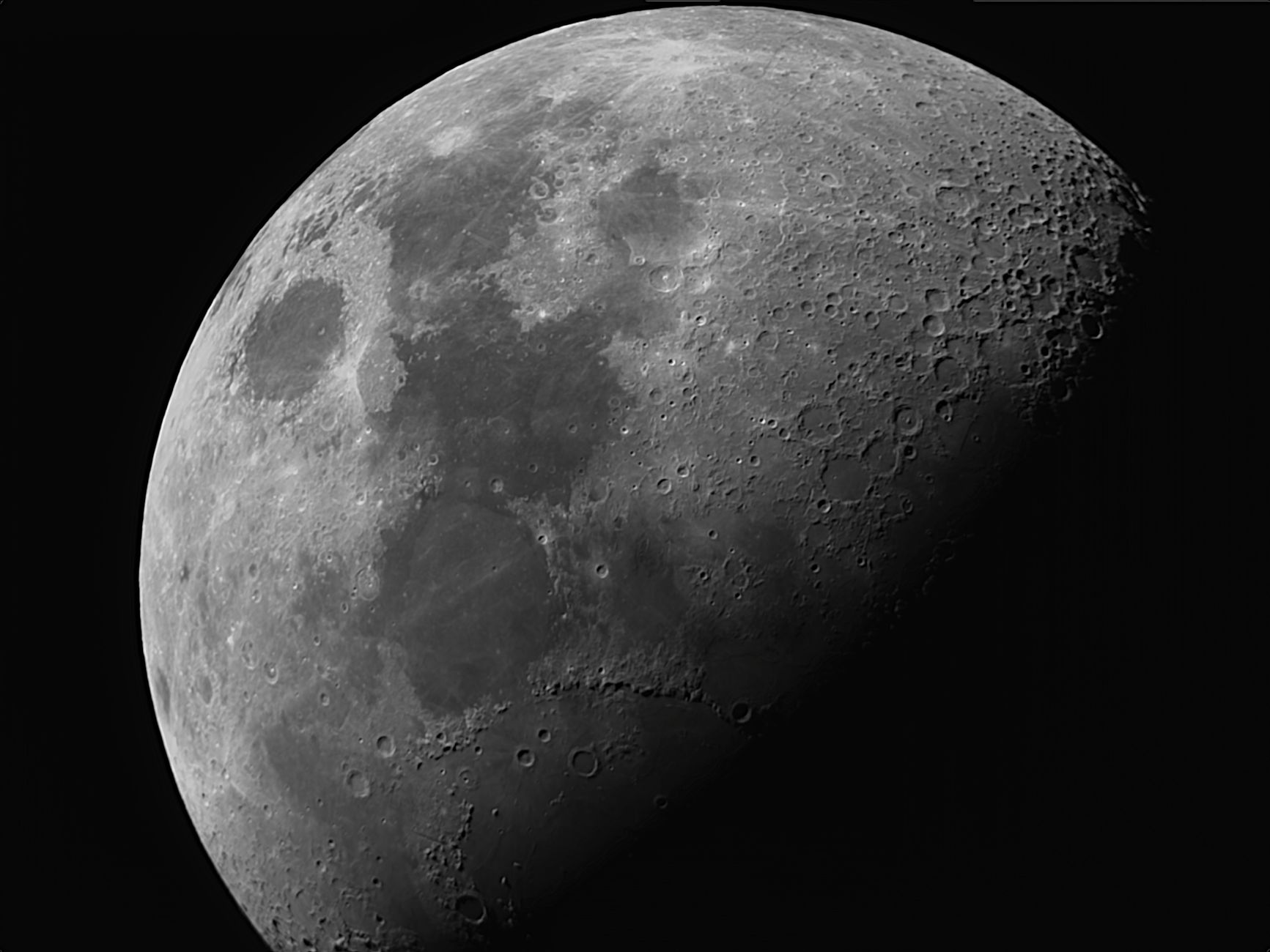 Dettaglio del suolo lunare grigio e polveroso