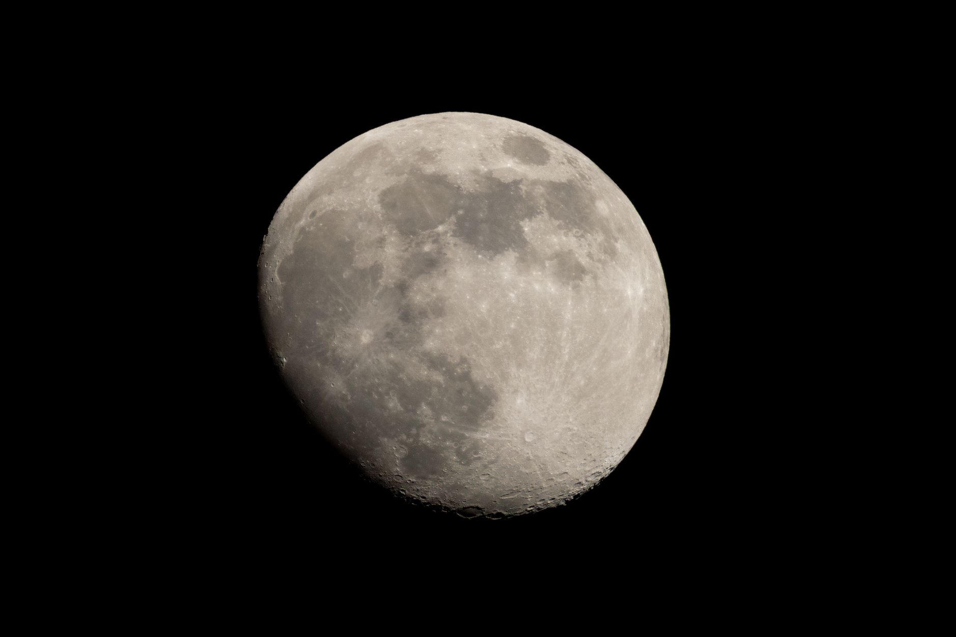 Paesaggio lunare con crateri illuminati dal Sole